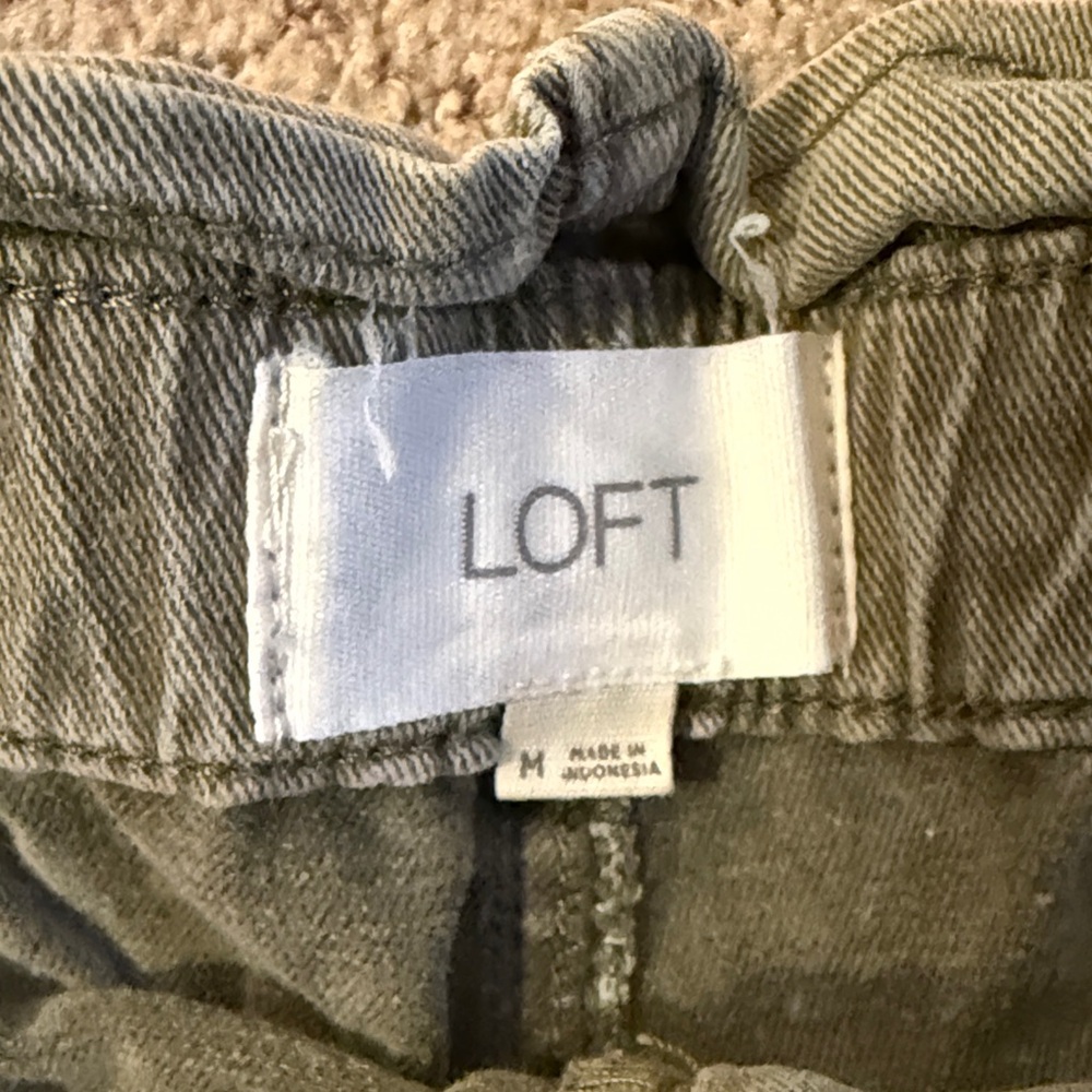 LOFT Olive Green Women's Cargo Shorts - Picture 4 of 4